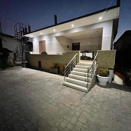 Anel'S Guesthouse Berat Bagian luar foto