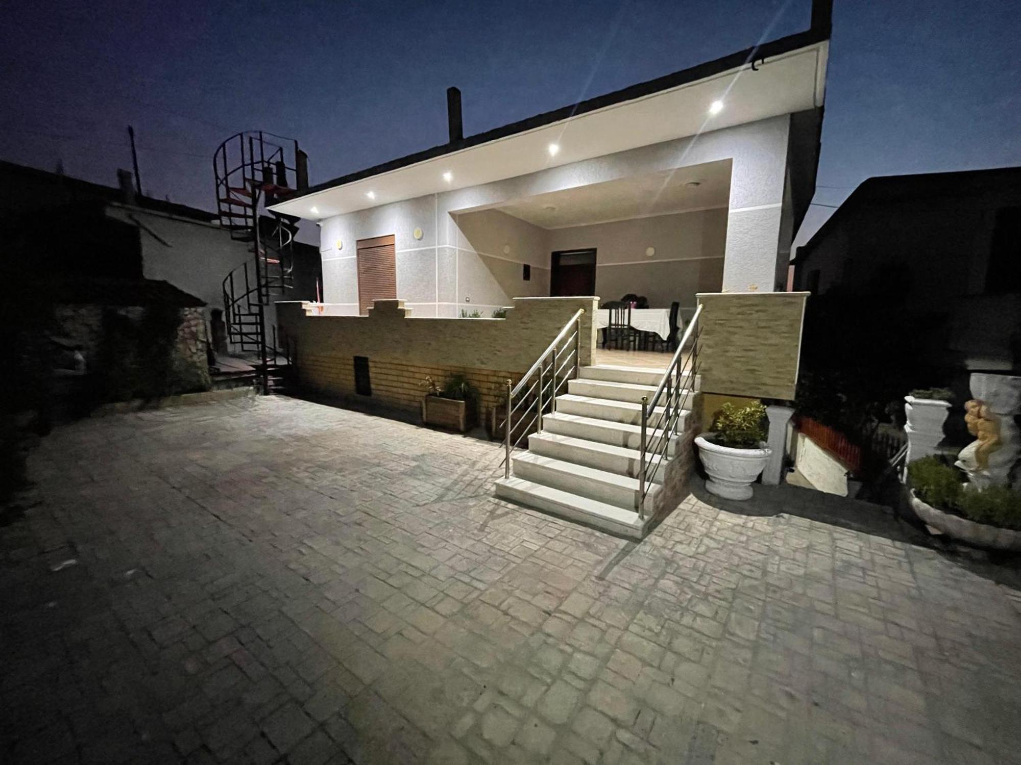 Anel'S Guesthouse Berat Bagian luar foto