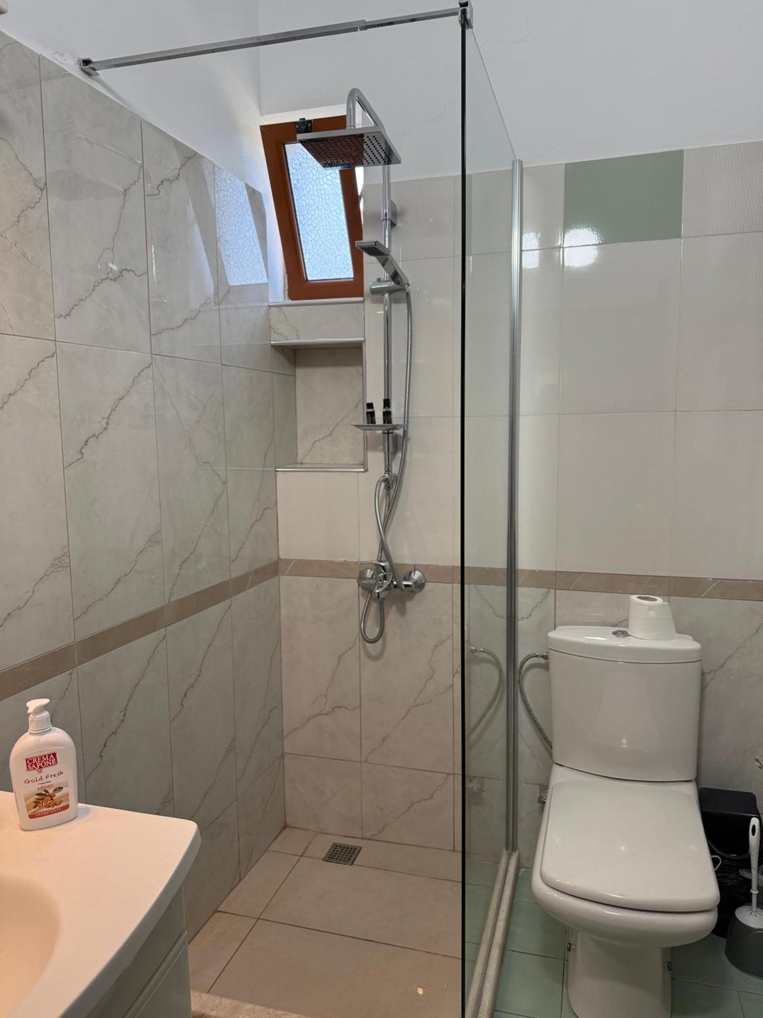 Anel'S Guesthouse Berat Bagian luar foto