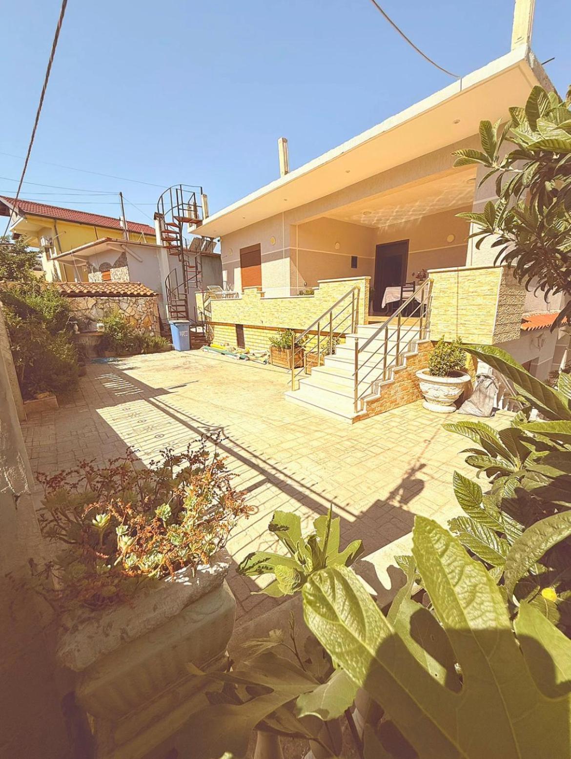 Anel'S Guesthouse Berat Bagian luar foto