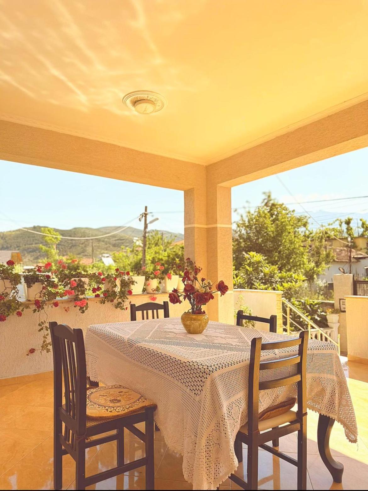 Anel'S Guesthouse Berat Bagian luar foto