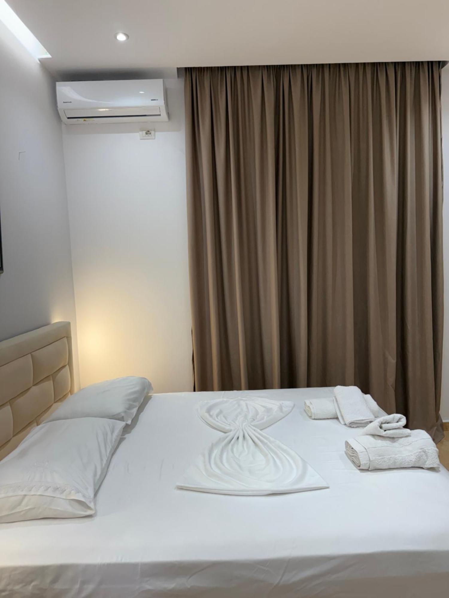 Anel'S Guesthouse Berat Bagian luar foto