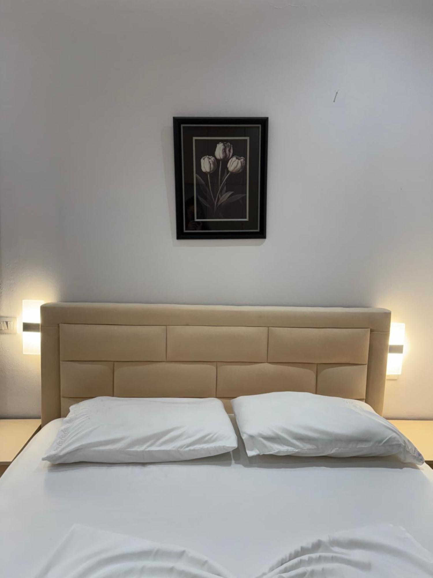 Anel'S Guesthouse Berat Bagian luar foto