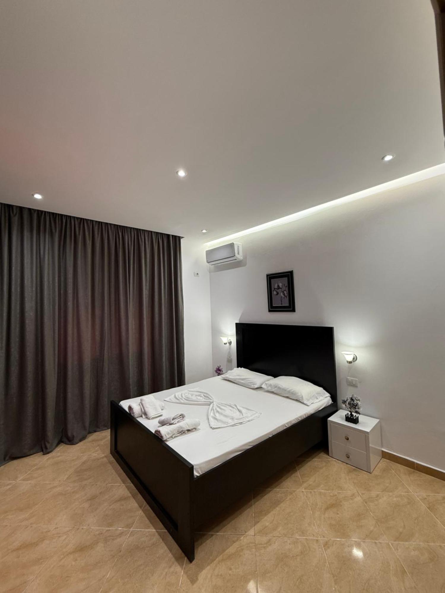 Anel'S Guesthouse Berat Bagian luar foto