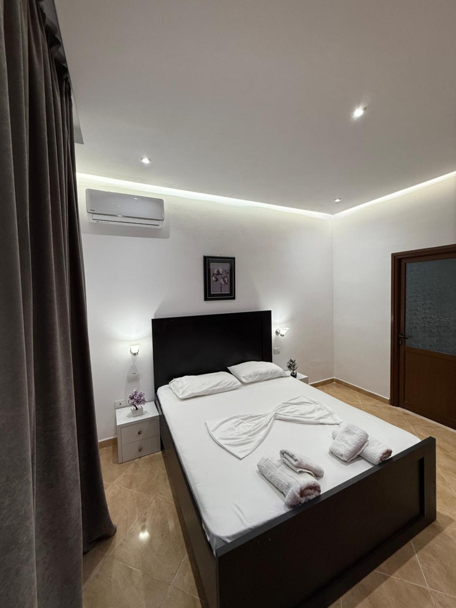 Anel'S Guesthouse Berat Bagian luar foto